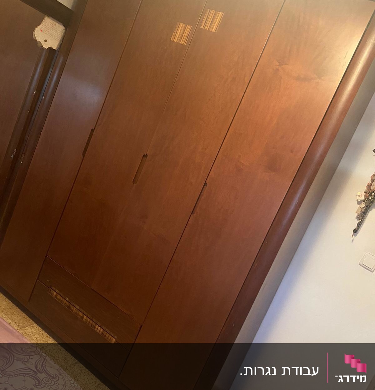 ארון עץ חום עם דלתות סגורות